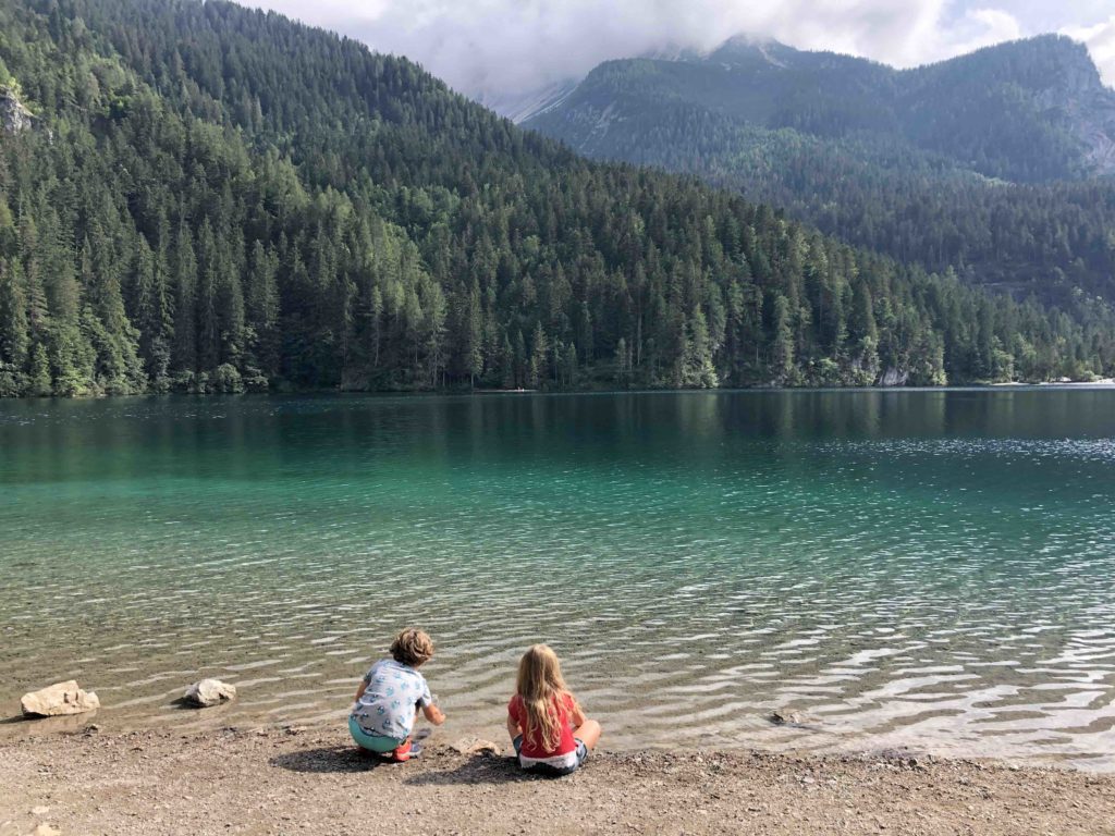 frère et soeur en vacances