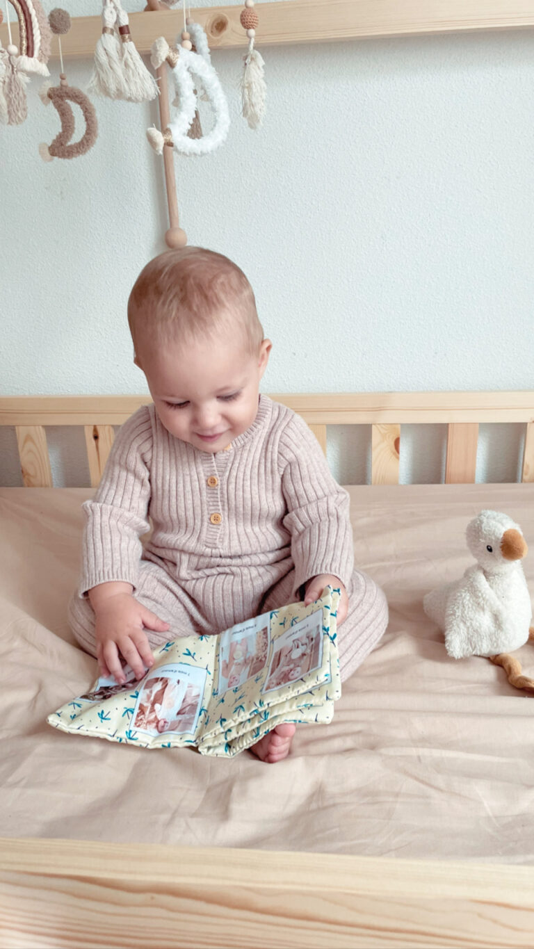 Bébé qui lit un album photo personnalisé